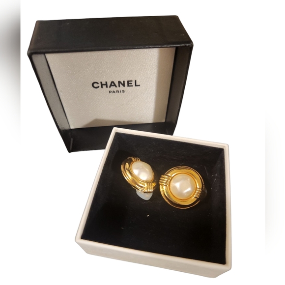 Vintage Chanel Season 23 Faux pearl 24K Gold plated clip-on earrings